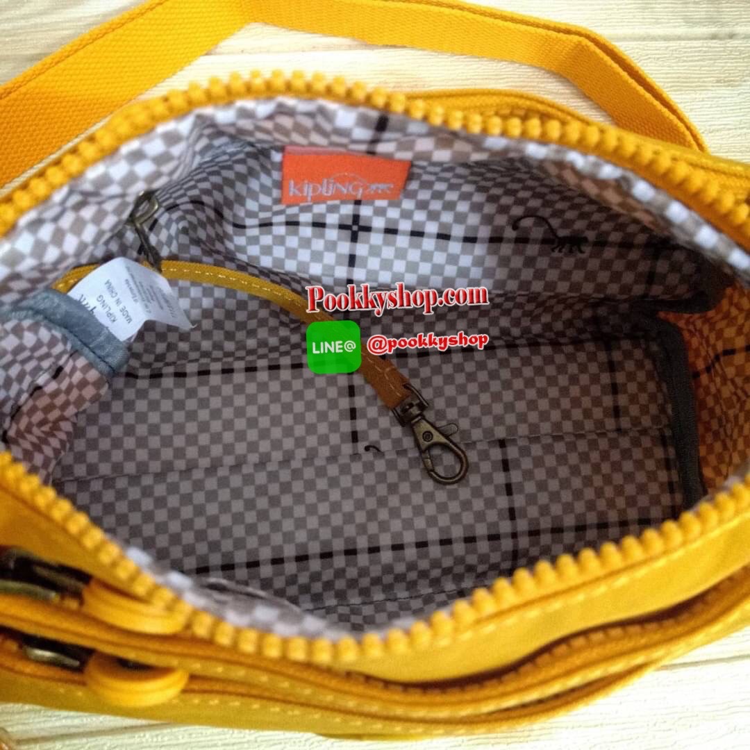 KIPLING Mini Crossbodybag กระเป๋าสะพายข้างขนาดกะทัดรัด ผลิตจากวัสดุ Nylon+ Polyester100% มีช่องใช้งานแยกย่อยมากถึง 4 ช่อง -ด้านหน้ามีช่องซิป 2 ช่อง -ช่องหลักโล่ง กว้าง จุของใช้ได้เยอะ -ด้านหลังมีช่องซิปอีก 1 ช่อง มาพร้อมพวงกุญเเจลิง สายสะพายยาวสามารถปรับไ