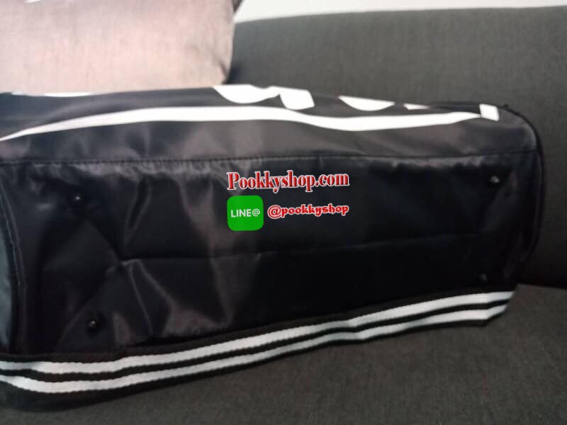 NEW ARRIVALS!!! VICTORIA'S SECRET PINK GYM DUFFLE BAG กระเป๋าเดินทางใบใหญ่ ด้านหน้าสกรีนลาย PINK สุดคลาสสิค และมีช่องซิปให้อีกหนึ่งช่อง ช่องเก็บของใหญ่เปิด-ปิดด้วยซิปเดียวปั้มโลโก้ PINK ด้านในบุด้วยผ้าปั้มลายแบรนด์ พร้อมช่องซิปใส่ของขนาดเล็ก สายสามาร