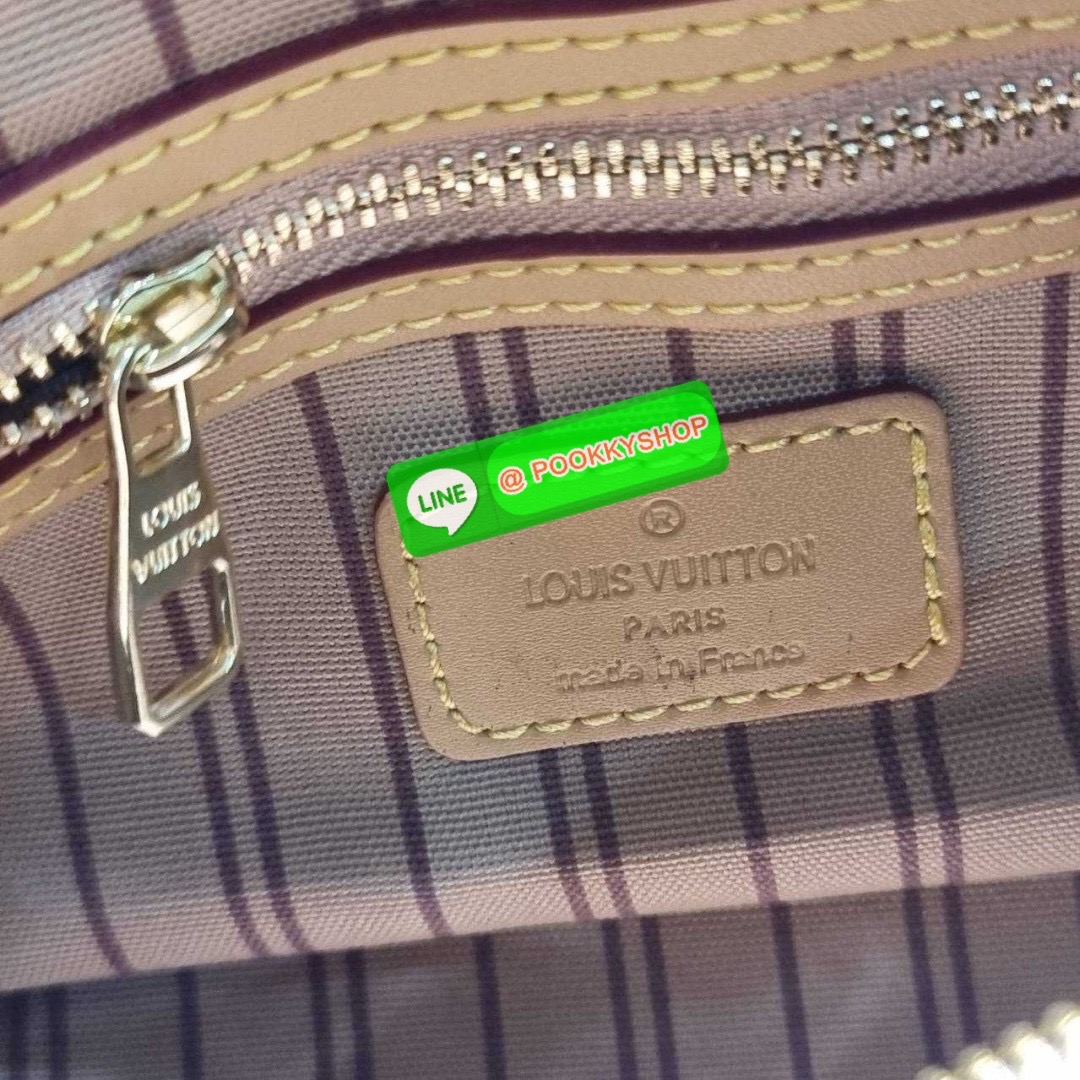 🔆 Model Lv bandouliere sunset bag 🔆 Details ใหม่ล่าสุด กับงานพรีเมี่ยมกิ๊ฟสุดหรู กระเป๋าทรงหมอนสวยเก๋ ดีไซน์เริ่ดไม่ซ้ำใคร ลวดลายเอกลักษณ์ถักทอด้วยวัสดุรักษ์โลกดูดีมากๆ มาพร้อมป้ายแท็กหนังและหูจับในตัว สะดวกใช้งาน และยังมีสายสะพายข้างพร้อม