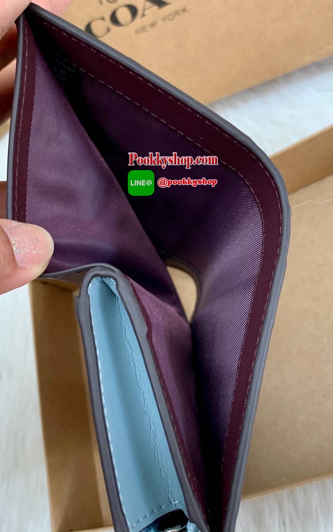 COACH 25937 WALLET กระเป๋าเงินใบกลาง หนังแก้ว แวว เช็ดทำความสะอาดง่าย ลาย Cนูนทั้งใบ สวยงามมากค่ะ