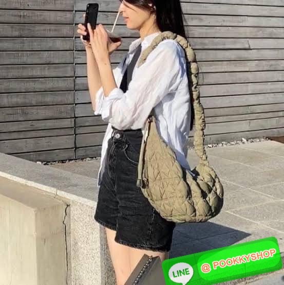 C Cozy Shoulder Bag สายแฟชั่นเกาหลีห้ามพลาด เป็นกระเป๋าที่กำลังได้รับความนิยมอย่างมากในเวลานี้ ถูกออกแบบมาให้มีลักษณะนุ่มนิ่มไม่ต่างจากพัฟเฟิลโค้ตหรือผ้านวม เลือกหยิบมาใช้ แมตช์เข้ากับคอสตูมได้ในแต่ละวัน รูปทรงและงานดีไซน์ที่มีความโดดเด่น และแตกต่างจากกระ