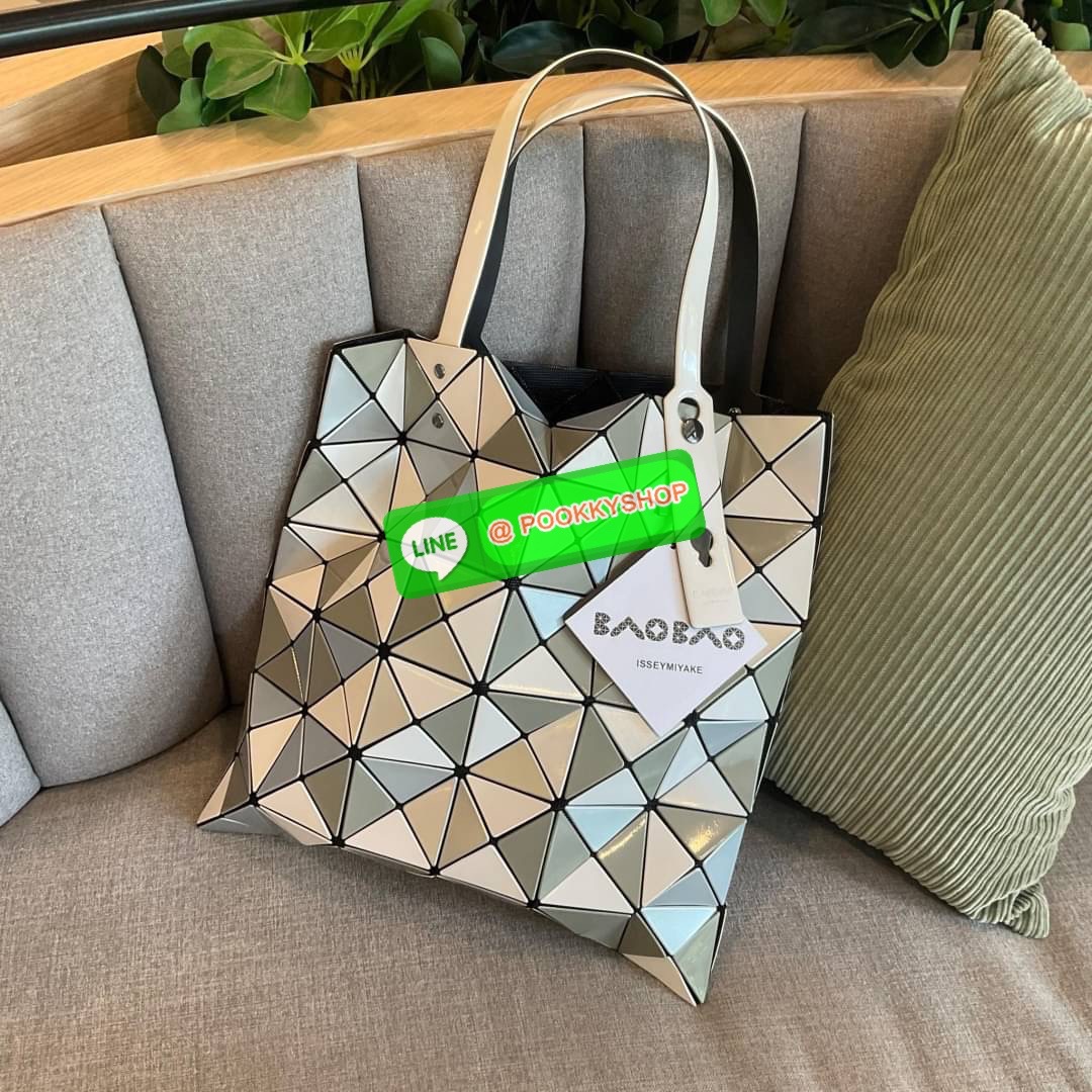 BAO BAO ISSEY MIYAKE ICHIMATSU TOTE BAG กระเป๋าโท้ทลาย ICHIMATSU (ลายตาหมากรุก) และลายธงตาหมากรุก ความแตกต่างระหว่างแสงและความมืดเชื่อมโยงกับการเคลื่อนไหวของชิ้นงาน ทำให้เกิดผลกระทบเมื่อรูปทรงของกระเป๋าเปลี่ยนไป การผสมผสานที่ลงตัวของชิ้นใหญ่และชิ้นเล็กช่ว