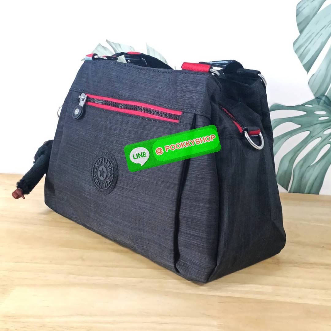 KIPLING ELISE HANDBAG กระเป๋าถือและสะพายไหล่ วัสดุ Nylon +Polyester ขนาดกำลังพอดี จุของได้มาก มีหูจับสองสาย ถือสะดวก น้ำหนักเบา มีช่องซิป ด้านหน้า ช่อง กระเป๋าหลักเปิด-ปิดด้วยซิป มี3 ช่องว่างใส่ของได้จุมากๆ ใส่มือถือได้ กระเป๋าสตางค์ใบยาว และ เครื่องสำอาง