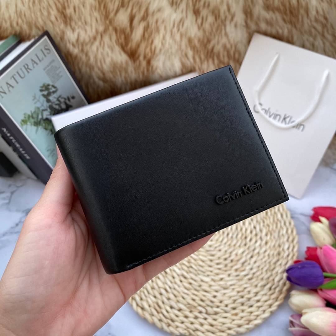 Calvin Klein Leather Belt & Wallet Set Setกระเป๋าสตางค์+เข็มขัด กระเป๋าสตางค์ด้านหน้าตกแต่งชื่อแบรนด์ มีช่องใส่รูป ช่องใส่บัตร และช่องใส่ธนบัตร เข็มขัดหนังแท้ปั๊มแบรนด์ สามารถสลับใช้ได้ทั้ง 2 ด้าน เข็มขัดปรับระดับได้ 5 ระดับ มาพร้อมที่เจาะรูจ้า