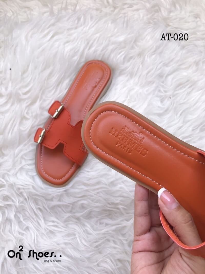 Hermès sandal เข้าแล้วค่ะ..แตะ Hermès รอบนี้หนังดีเวอร์ พื้นปั้มแบรนด์ปั้มนูนชัดแจ๋ว พื้นนิ่มใส่สบาย สวยเบอร์แรงรอบนี้ห้ามพลาดเลยจ้า **รูปสินค้าถ่ายจากงานจริง