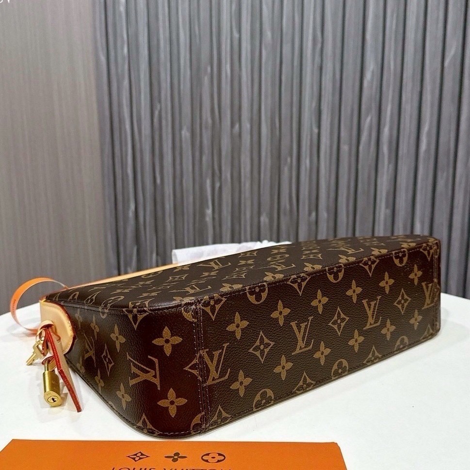 🕊️ พร้อมส่ง | LV Slouchy PM bag กระเป๋าสะพายทรงโฮโบดีไซน์คลาสสิค ใบใหญ่กำลังสวย โดดเด่นด้วยรูปทรงเป็นเอกลักษณ์ ใช้งานได้สะดวกคล่องตัว เหมาะสำหรับพกพาเดินทางและใช้งานได้ทุกวัน ลายโมโนแกรมแคนวาสสุดไอคอนิก เสริมความสง่างามด้วยอะไหล่สีทอง งานจริงสวยมา