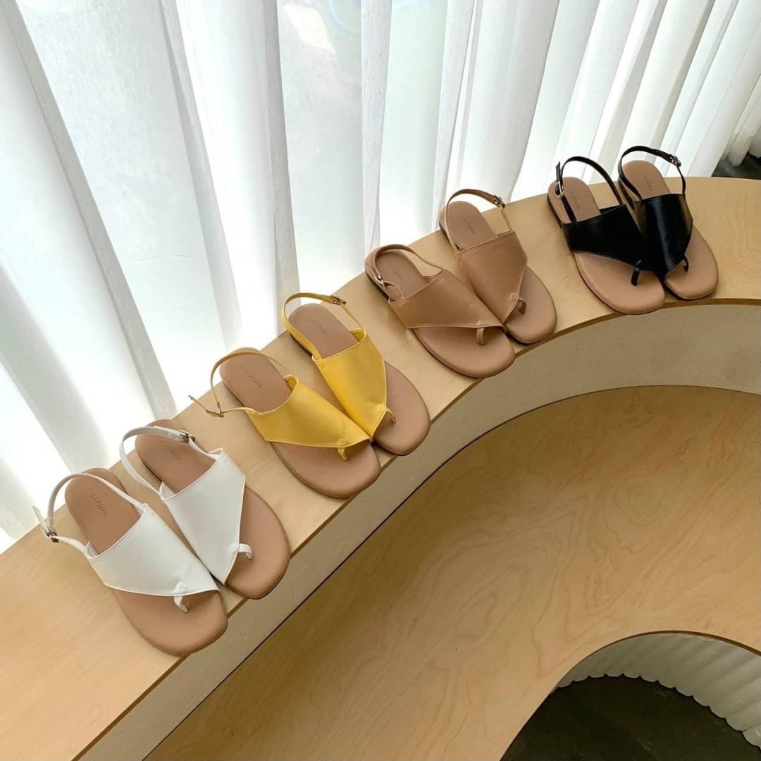 Korea style แบบใหม่รับซัมเมอร์จ้า แตะรัดส้น ทรงคาดหน้าไขว้ น่ารักมากคะ งานสวยมากจริงๆ พื้นนิ่มเบาสบาย ใส่ได้ทุกวันค่ะ