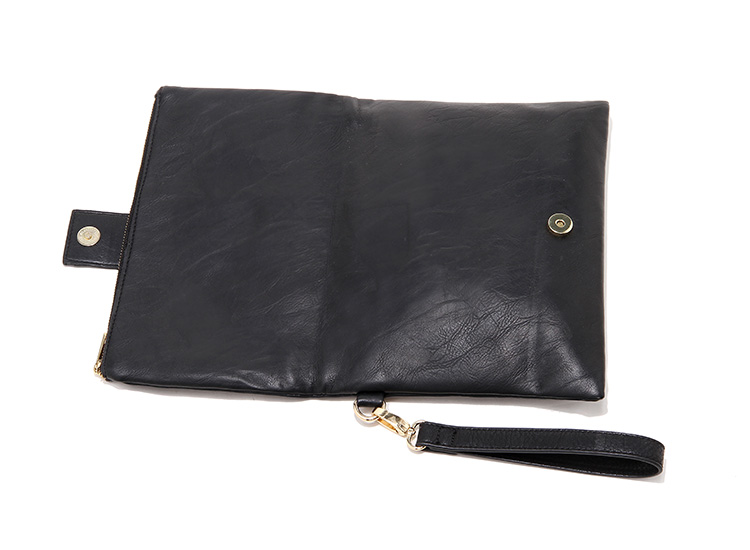 กระเป๋าหนังคลัชมือ Clutch แบรนด์ Forever21 หนังมีTexture ในตัว เนื้อหรูมากคะ ติดแท็คForever 21 ด้านใน ช่องใส่ของซิบใหญ่ 1 ด้านในมีซิปแบ่ง 1 ช่องแบ่งใส่ของ2ช่อง