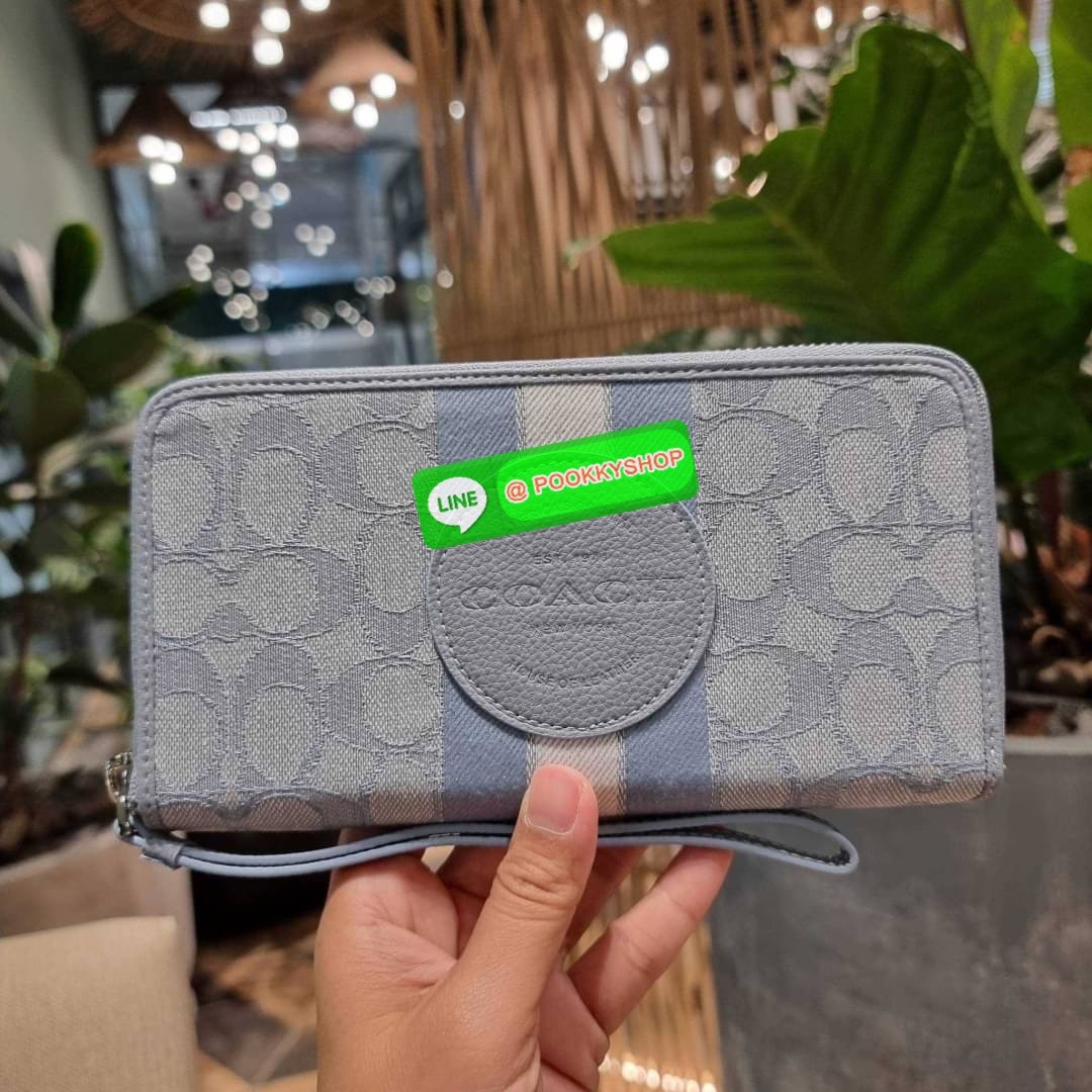 COACH C9073 DEMPSEY LARGE PHONE WALLET IN SIGNATURE JACQUARD WITH STRIPE AND COACH PATCH พร้อมเสิร์ฟความเลิศหรู กับคอลใหม่ล่าสุด กระเป๋าสตางค์ใบยาวกึ่งคล้องมือ สีสุดละมุน ถือใช้คือขับผิวสุด!! วัสดุผ้า jacquard สลับหนัง pepble มาพร้อมสายคล้องมือในตัว กันหล