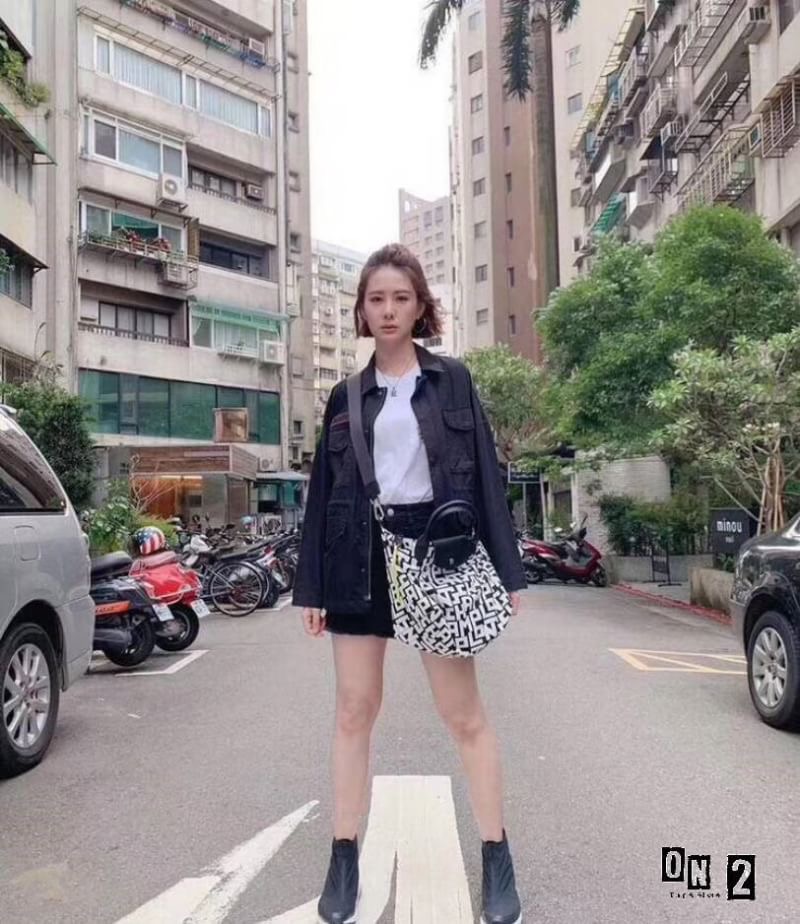 กระเป๋าชอปปิ้งแบรนด์ longchamp size m วัสดุตัวกระเป๋าทำจากผ้ากันน้ำลายlongchamp ชน shop นะคะ หูและฝากระเป๋าทำจากหนังผสมอย่างดี