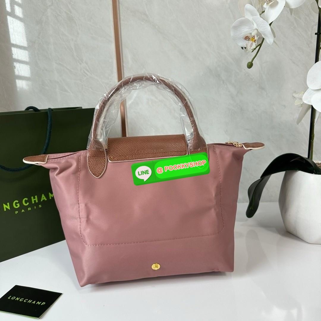 Longchamp Le Pliage Eiffel Tower Tote Bag S 🔖 Collection ใหม่ล่าสุดโดดเด่นด้วยลายปักหอไอเฟลขนาดกระทัดรัดจุของได้เยอะ 🔖วัสดุ : ไนลอนกันน้ำ 🔖เปิด-ปิด ด้วยฝาปิดกระดุมแป๊กมีซิปปิดด้านบน ภายในช่องโล่งกว้างสามารถใส่ iPad ได้ มีช่องแยกด้า