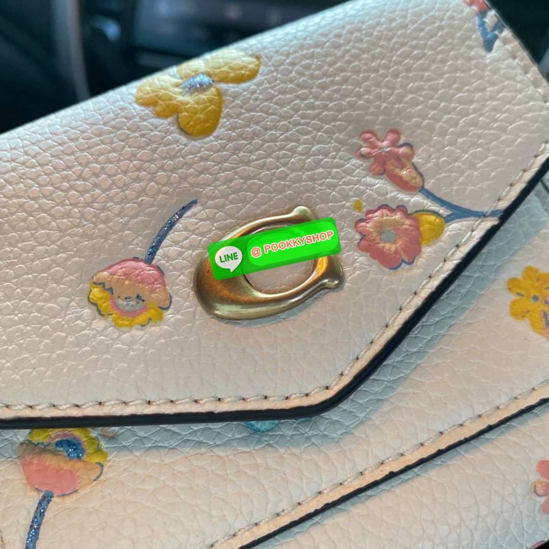 COACH 2620 WYN SMALL WALLET WITH WATERCOLOR FLORAL PRINT กระเป๋าสตางค์ใบสั้น พับสองตอน ตกแตงด้วยลายดอกไม้สุดน่ารักทั้งใบ ด้านหน้าตกแต่งต้วยโลโก้ C ตัวใหญ่โดดเด่น เปิด-ปิดด้วยกระดุม ภายในมีช่องใส่บัตร ช่องใส่ธนบัตร และด้านหลังมีช่องซิปใส่เหรียญ ใบเล็กกระทั