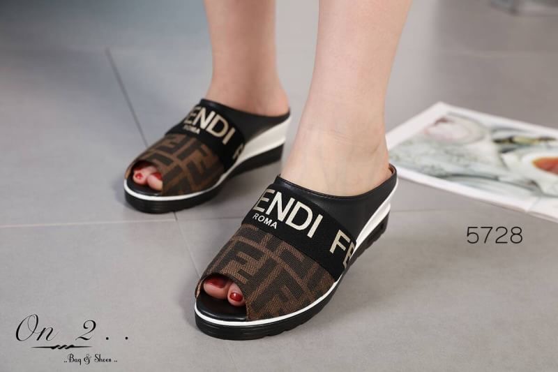FENDI Shoes แบบใหม่พร้อมส่งคะ ผ้าใบเสริมส้น FENDI เปิดหลัง หน้าเปิด ทรงสวยใส่สบาย น้ำหนักเบา แบบขายดี งานปั้มแบรนด์กล่องแบรนสีเหลืองตามรูป ด้านในมีถุงผ้ากันฝุ่นให้ เสริมส้น2” งานจริงสวยเบอร์แรง ห้ามพลาดนะคะ
