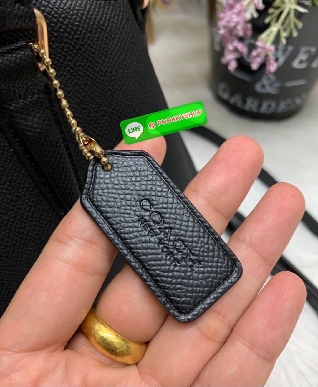 Back in stock! Best seller🔥 🌈ใครรออยู่ห้ามพลาดน๊าา หมดรอบนี้อีกนานกว่าจะเข้าอีกจ้า COACH MINI SAGE CARRYAL ((28977)) พร้อมส่งค่ะ! กระเป๋าถือ//สะพายข้าง หนังแท้ Smooth leather อย่างดี แบ่งช่องกระเป๋าเป็น3ช่อง แต่ละช่องกว้างใส่ของจุ ตรงกลางเ