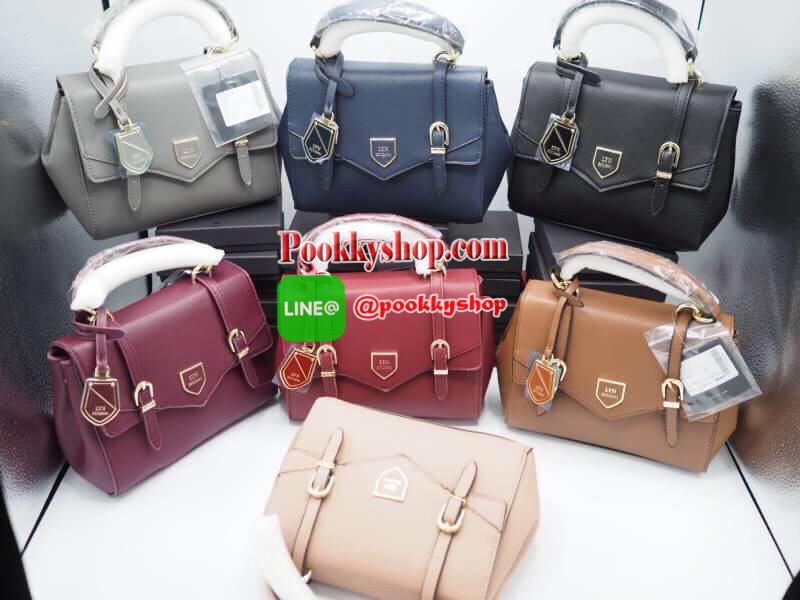 LYN MAXINE XS BAG กระเป๋าถือทรงสวย อยู่ทรงแข็ง ฝากระเป๋าเปิด-ปิดด้วยกระดุมแม่เหล็ก อะไหล่ปั๊มโลโกแบรนด์ ภายในมี 1 ช่องโล่ง ช่องเล็ก 1 ช่องและช่องซิปเล็ก มีหูหิ้วคล้องแขนสะดวก มาพร้อมสายยาวปรับได้ ถอดได้ ใส่ipad mini ได้ จุของได้เยอะ สะพายไปเรียน ทำงาน ดูด