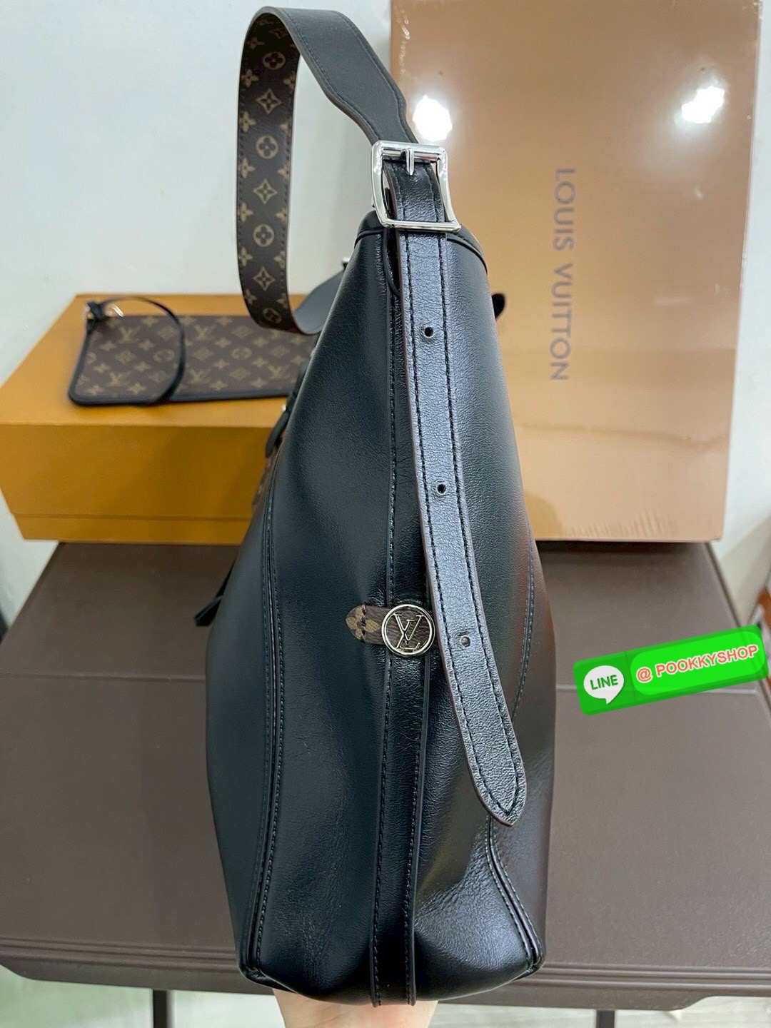🕊️ พร้อมส่ง | LV CarryAll Vibe MM ใหม่ล่าสุด กระเป๋าสะพายทรงโท้ทใบใหญ่ สวยหรูดีไซน์เรียบง่ายคลาสสิค ดูผู้ดี มาพร้อมใบลูกลายโมโนแกรมสุดไอคอนิก รูปทรงสวยตลอดกาล ใช้ได้กับทุกลุค ทุกโอกาส ภายในโล่งกว้างมาก ใส่ของสำคัญได้ครบแน่นอนจ้า