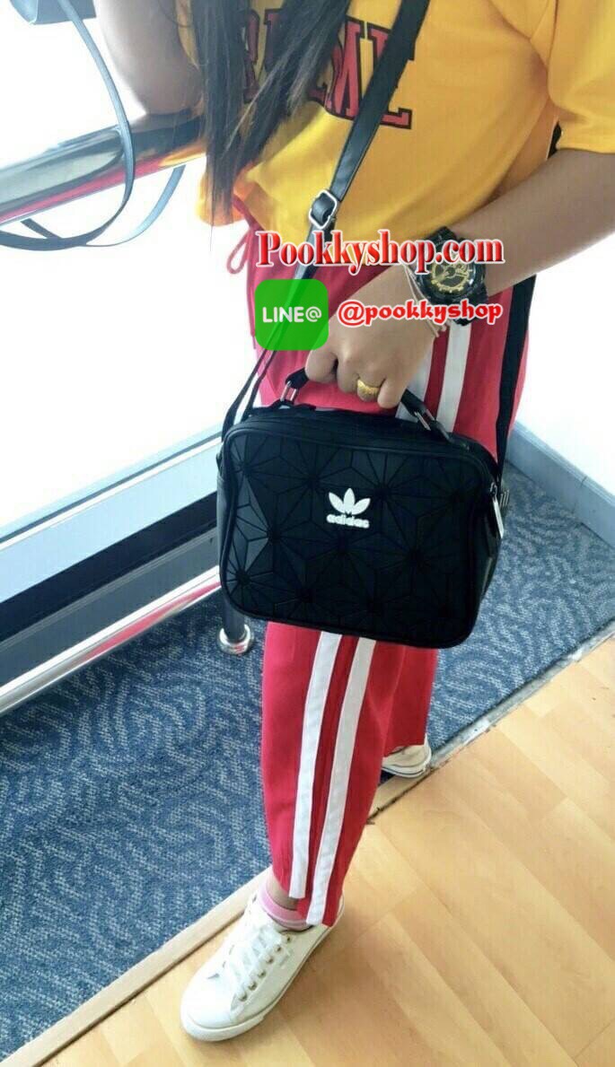 New!!! Adidas shoulder bag พร้อมส่ง กระเป๋าสะพายข้างแนว sport วัสดุด้านหน้าเนื้อ matte ผสมหนังนิ่มค่ะ น้ำหนักเบา ด้านหน้าติดโลโก้แบรนด์ เปิดปิดกระเป๋าแบบซิป ภายในโล่ง ใส่ของจุพอประมาณเลยค่ะ มีช่องซิปหนึ่งช่อง ด้านหลังมีช่องซิปยาวให้ใส่ของได้ด้วยนะคะ สายสะ