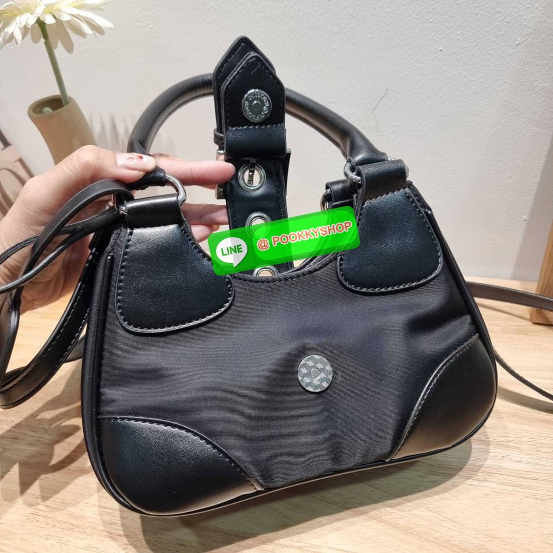 PRADA RE-NYLON AND LEATHER MOON PADDED BAG ใหม่ล่าสุด กับคอลที่ใครๆเห็นก็ต้องรัก ขนาดกำลังน่ารัก ดีไซน์สวยดุ และยังดูแพงได้อีก ด้วยวัสดุที่มีคุณภาพอย่างไนล่อนตัดสลับด้วยหนัง nappa หูสะพายมีสายรัดได้ ภายในโล่ง มีช่องซิป มาพร้อมสายสะพาย ปรับได้ตามต้องการ อี