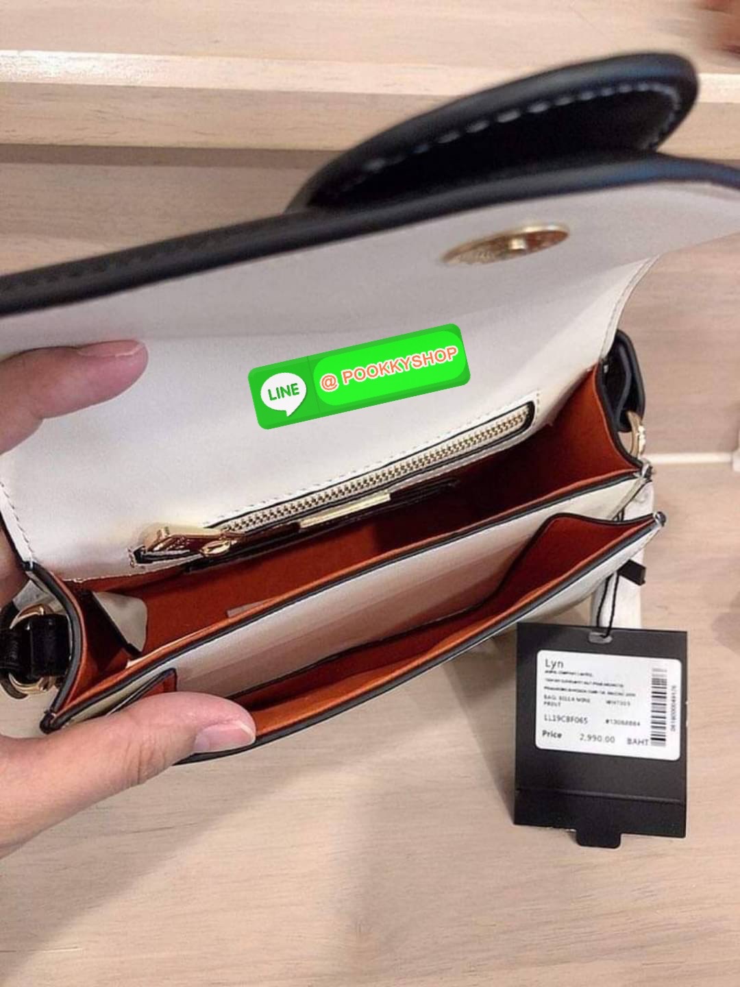 LYN กระเป๋าทรงน่ารักปุ๊กปิ๊ก สายสะพายหนัง เปิดปิดด้วยกระดุมแม่เหล็ก ฐานกว้างใส่ของได้เยอะ