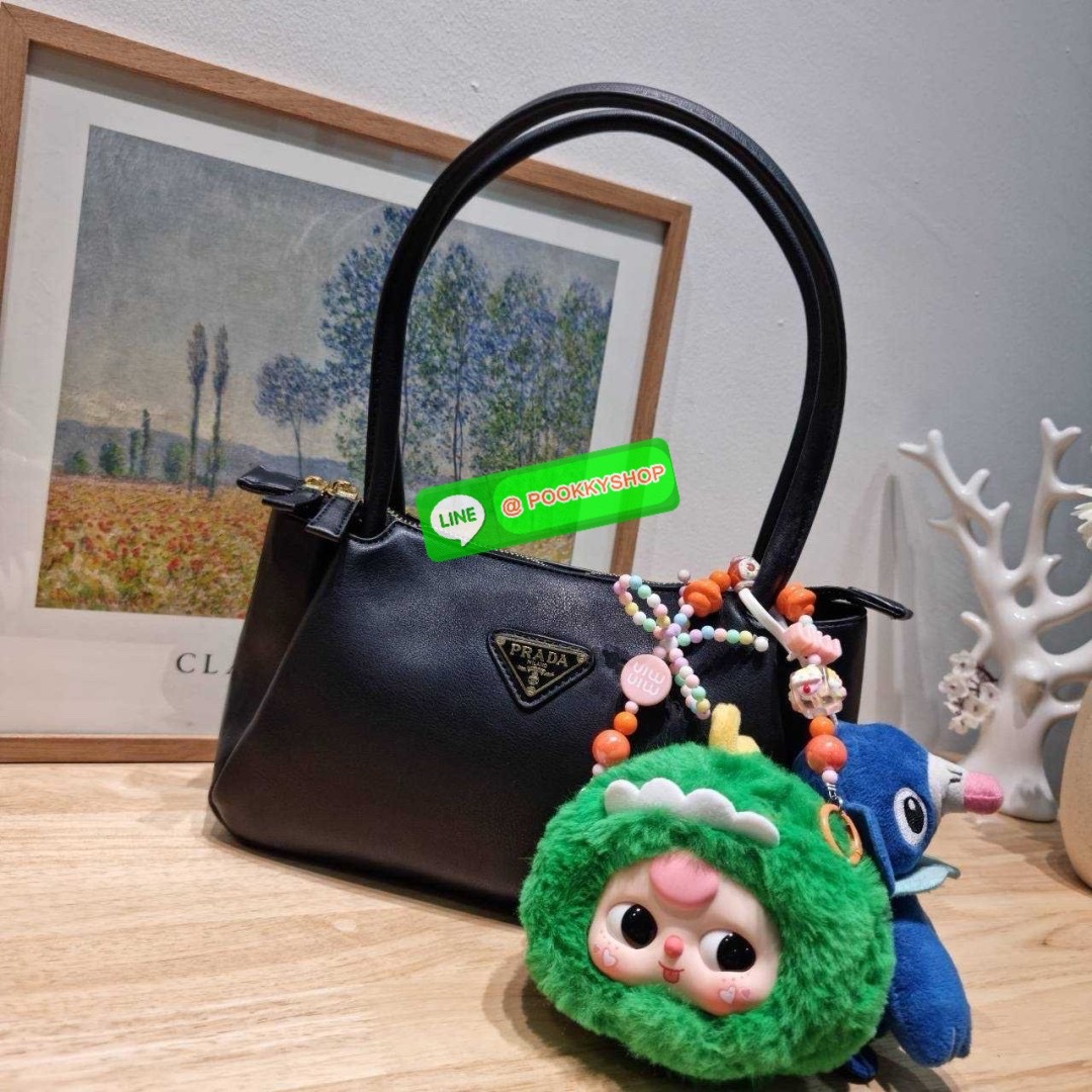 PRADA MEDIUM LEATHER HANDBAG 🔆 Details สะเทือนวงการแฟชั่นแบบสุด! กับกระเป๋าสะพายไหล่พรีเมี่ยมกิ๊ฟ ดีไซน์เก๋และมาแรงมาก สาวๆหนุ่มๆติดแกลมต้องไม่พลาด สวยดูแพง หูสะพายคล้องไหล่สะดวก ปากกระเป๋ามีซิปรูดเปิดปิดง่าย ภายในแบ่งสัดส่วนสวย โล่งกว้าง มีทั้งช่