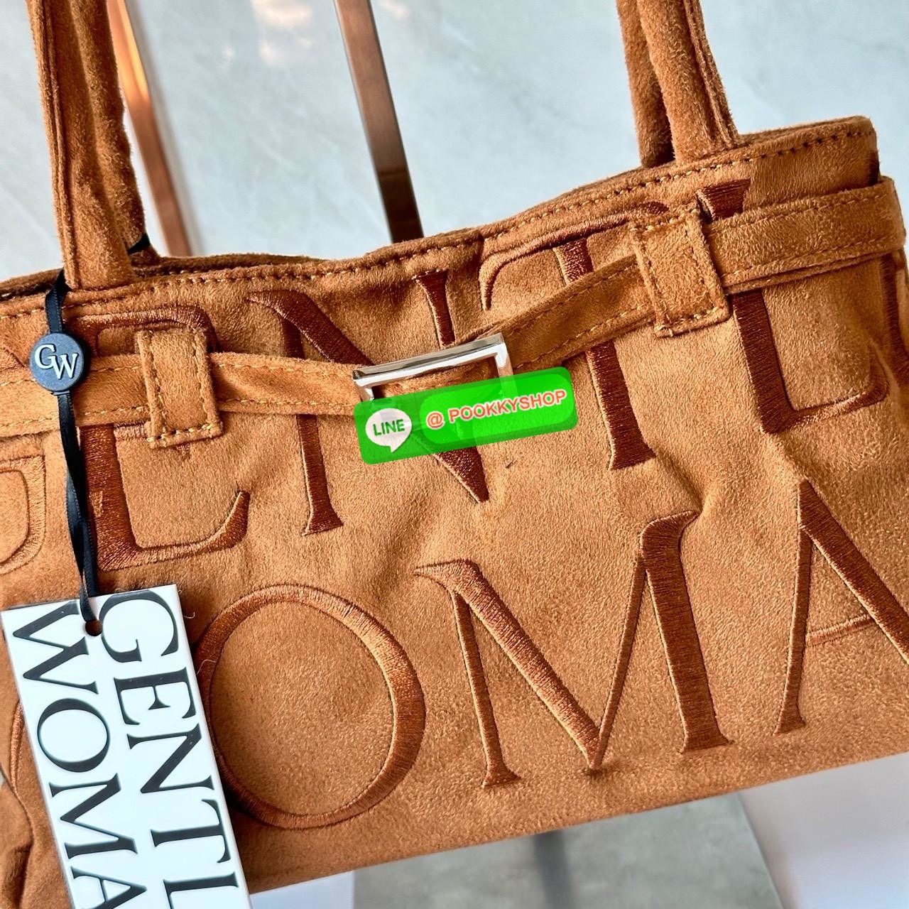 GENTLEWOMAN SUEDE BALLERINA BAG 🔖กระเป๋า Ballerina Bag ในวัสดุหนังกลับ (suede edition) พร้อมโลโก้ปักสีเดียวและรายละเอียดหัวเข็มขัด ทำให้ดูเก๋มีสไตล์โดดเด่น 🔖วัสดุ: หนังกลับ 🔖เปิด-ปิดแบบสแน๊บแม่เหล็ก ภายช่องโล่งกว้างจุของได้เยอะ