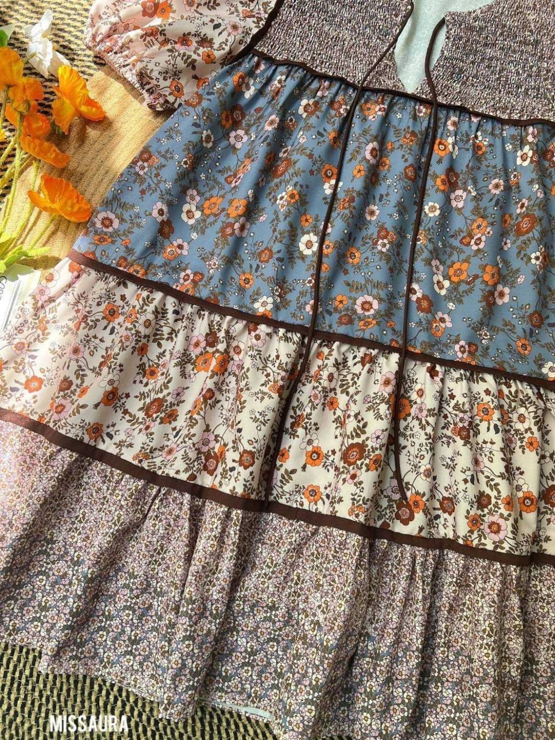 🍂Romaine Dress🍂 เดรสเกาหลี โทนสีน้ำตาลช่วงฤดูใบไม้ผลิบาน สวยมากก สีน้ำตาลส้มโทนอุ่นๆ ดีเทลน่ารักเข้ากับลายผ้า คอสม๊อคกุ้นขอบทั้งตัว แขนบอลลูนพอง กระโปรงระบายออกเป็นชั้นๆ เพิ่มความหวานให้ตัวเดรส ลายผ้าสลับกันสวยมากค่า ซัมเมอร์นี้ห้ามพลาดน้อ