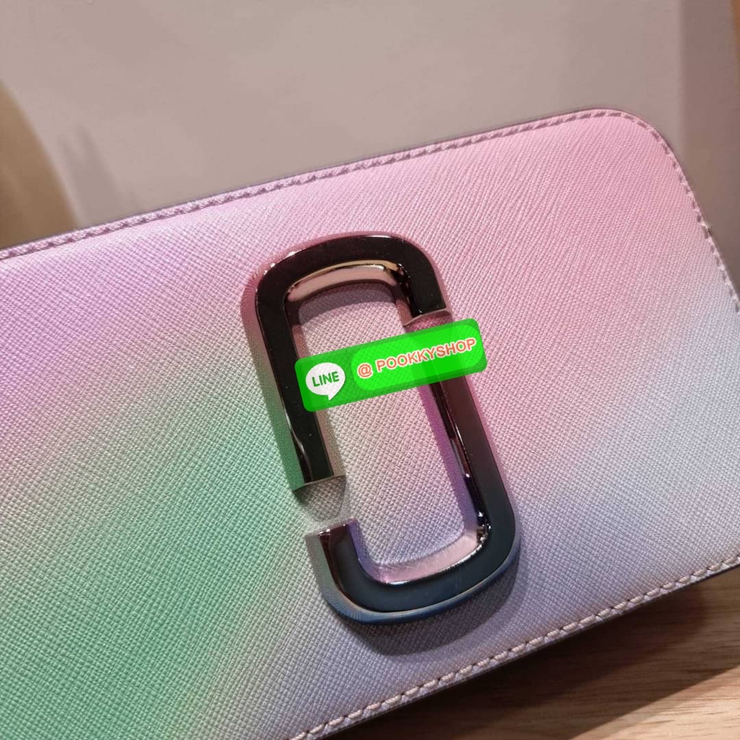 MARC JACOBS THE SNAPSHOT AIRBRUSH BAG สายหวานต้องมีแล้ว! ไอเท็มยอดฮิตที่โดดเด่นเป็นเอกลักษณ์ กับกระเป๋าสะพายข้างสุดปัง ลวดลายเพ้นท์สไตล์แอร์บรัช สวยละมุน เรียกได้ว่าไม่ซ้ำใคร!! วัสดุหนังวัว สวยอยู่ทรง เปิด-ปิดกระเป๋าด้วยซิป มีซิปหลัก 2 ช่อง แบ่งสัดส่วนไว้