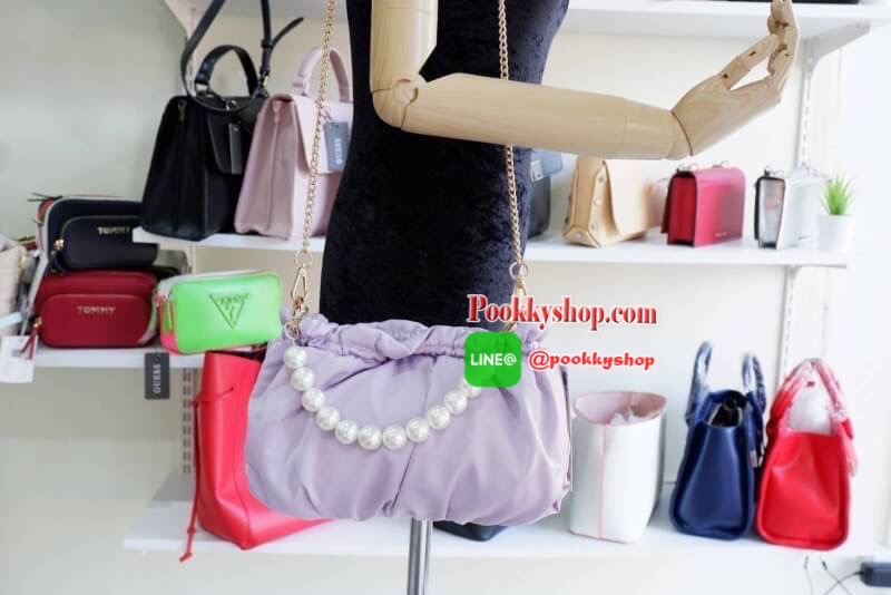 ZARA กระเป๋าหิ้วสะพายข้าง รุ่นนี้ติดเทรนต้นๆเลยก็ว่าได้ สวยหวานมาก ตัวกระเป๋าเป็นเนื้อผ้าเนื้อสัมผัสดีมาก จุดสะดุดตาคือหูหิ้วเป็นไข่มุกเม็ดงามๆเลยจ้า ปิด-เปิดกระเป๋าโดยกระดุมแม่เหล็ก ด้านในกว้างใส่โทรศัพท์รุ่นใหญ่และกระเป๋าสตางค์ใบยาวได้ สายสะพายเป็นโซ่สี
