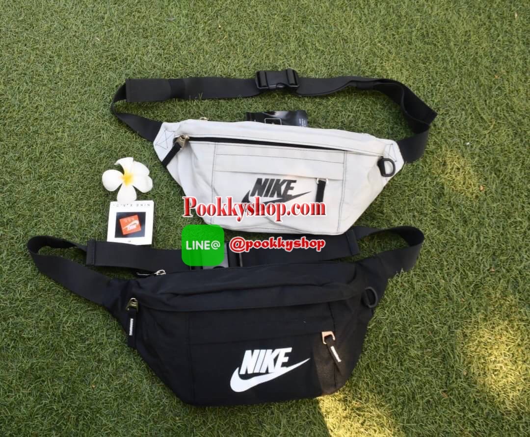 NIKIE TECH HIP PACK กระเป๋าขนาดพอเหมาะ คาดเอว สะพายข้าง เปิดปิดด้วยซิป 3 ช่อง (2 ช่องใหญ่ 1 ช่องเล็ก) วัสดุNylon น้ำหนักเบา โลโก้ด้านหน้า Nike เด่นชัด ภายในมีช่องใหญ่บนสุด มีช่องซิปเล็ดตาข่ายอีก 1 ช่อง จุของได้เยอะ สายคาดปรับได้ฟรีไซด์ สามารถใส่ไปเที่ยวแบ