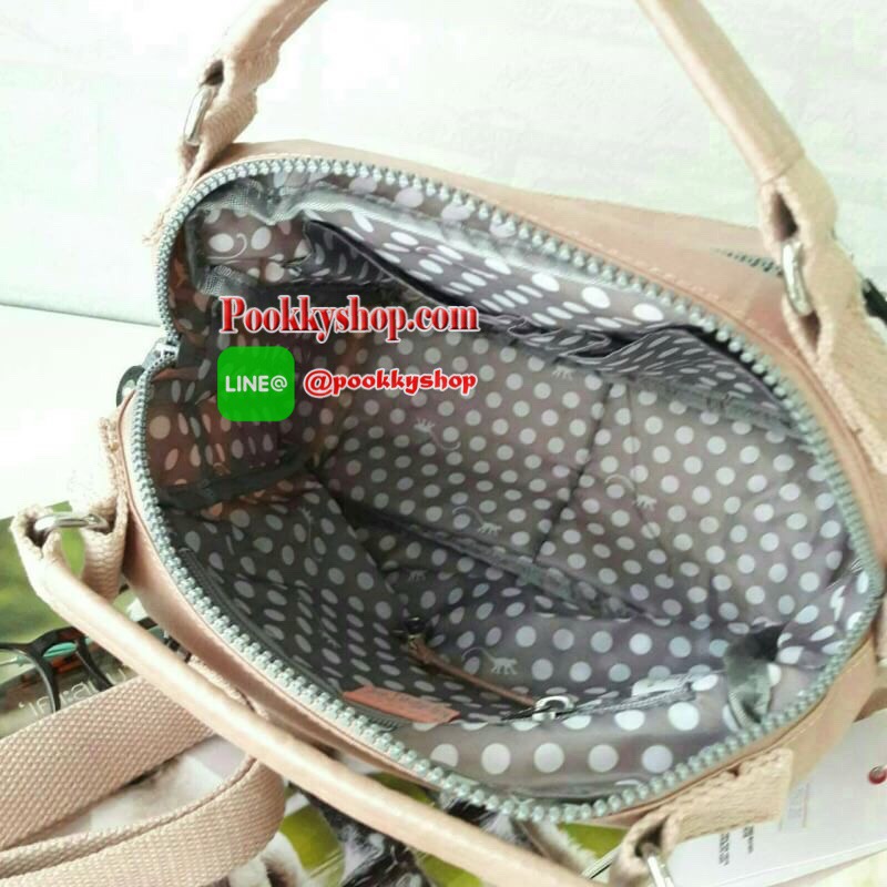 พร้อมส่ง Kipling Shoulder Bag k15828 รุ่นMulti funtion ที่สาวๆรอคอย!!! เพราะใบนี้สามารถปรับการใช้งานได้หลายเเบบทั้งสะพายข้างได้ แบบครอสบอดี้ได้ หรือรวบสายเก็บปรับเป็นถือก็ยังได้ ผลิตจากวัสดุผ้าไนล่อนเมทาลิคอย่างดี กันน้ำระดับนึงเลยค่ะ ️ด้านหน้ามีช่องซิปถึ