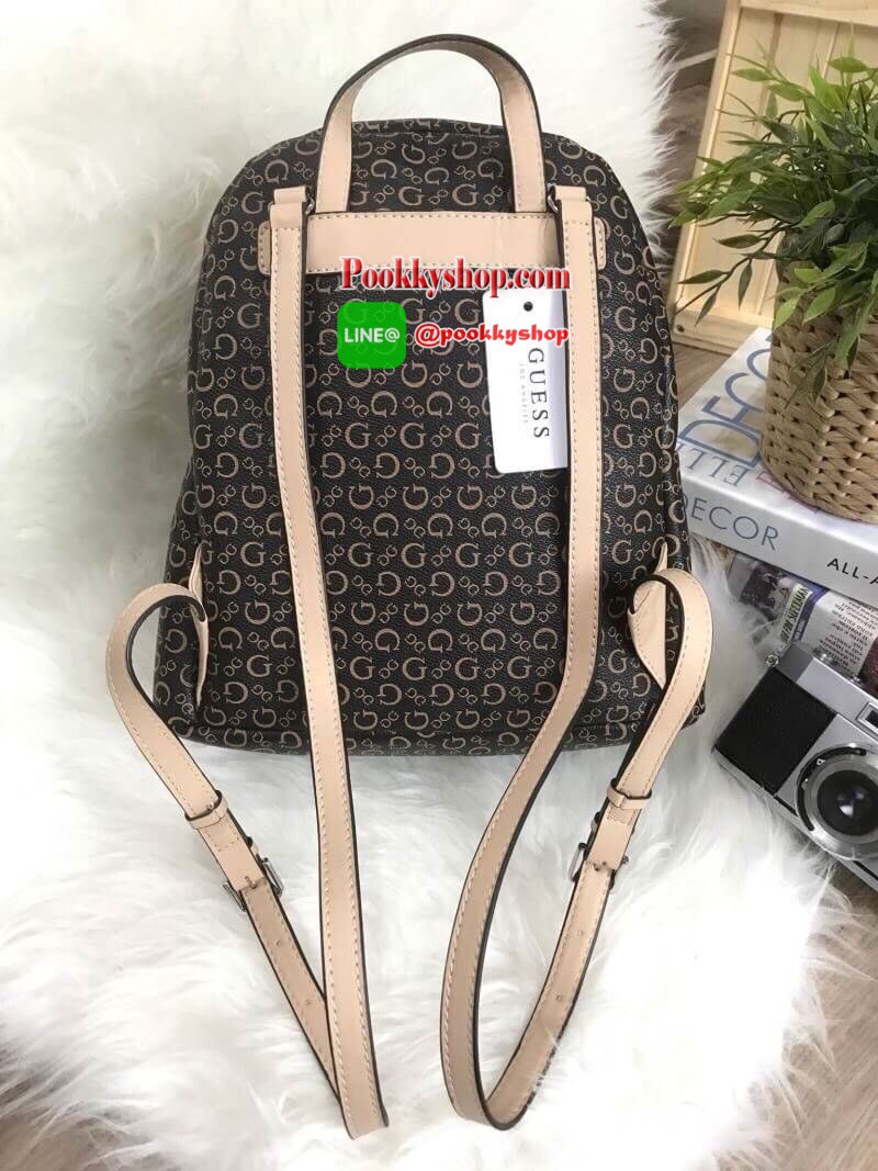 Don't Miss! GUESS WOMAN'S FACTORY BACKPACK กระเป๋าเป้ขนาดกำลังดีวัสดุหนังแกะสังเคราะห์นิ่มสวยน้ำหนักเบา มีหูหิ้วเเละสายสะพายหลังเลื่อนปรับได้ ด้านหน้ามีโลโก้และช่องซิป เปิดปิดด้วยซิปสะดวกใช้ ภายในกว้างใส่เอกสาร ipad ของใช้ได้เยอะ จะสะพายไปเรียนไ