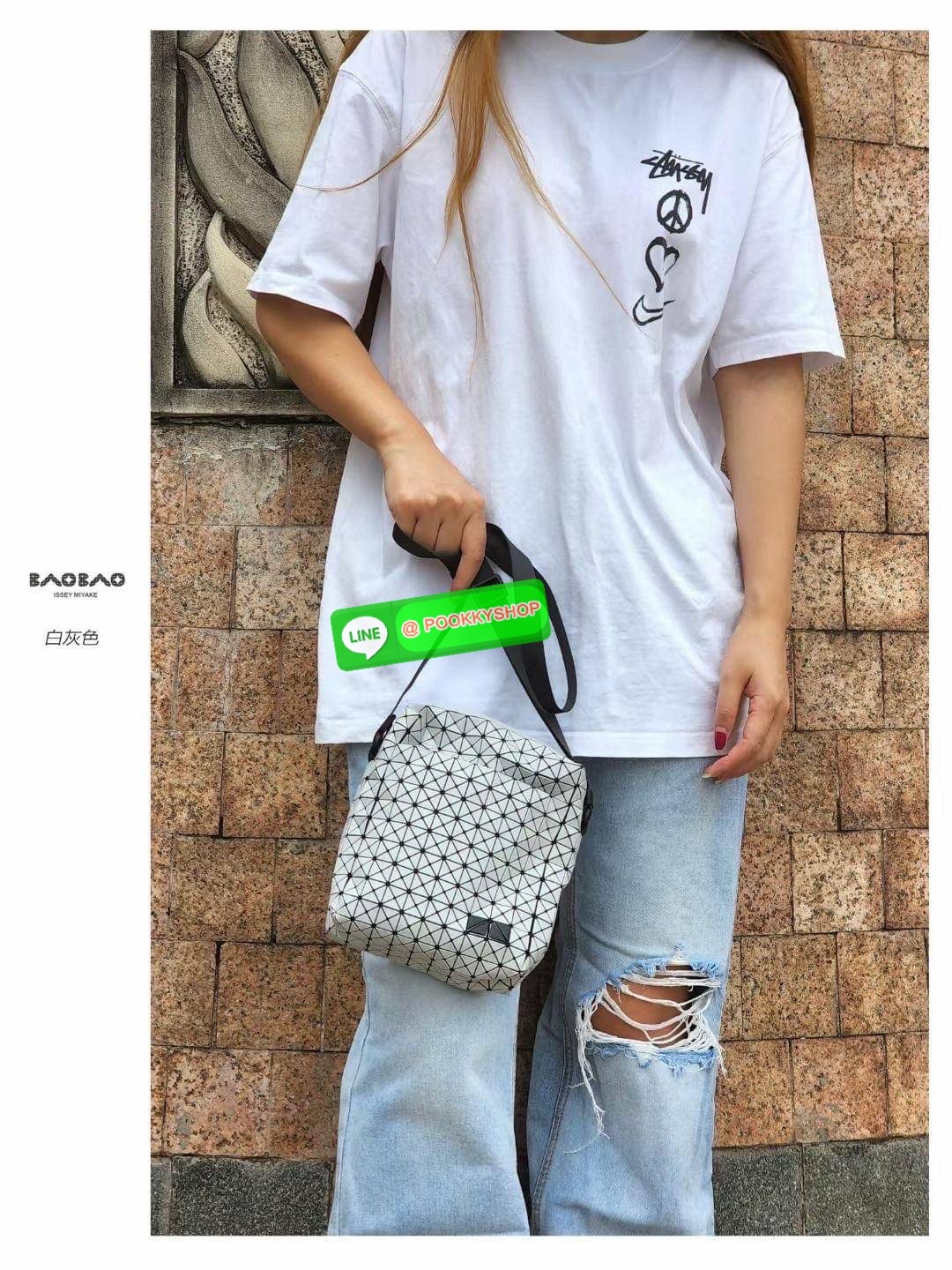 Bao bao issey miyake VOYAGER Shoulder Bag กระเป๋าสะพายข้างใบนี้มีสายสะพายปรับระดับได้ มีซิปเปิดปิดด้านบน และช่องแบบเปิดด้านใน ช่องกระเป๋าด้านนอกปิดด้วยปุ่มแม่เหล็ก มีขนาดที่สะดวกสำหรับเก็บสิ่งของจำเป็นทั้งหมดของคุณ VOYAGER คือเพื่อนร่วมเดินทางที่สมบูรณ์แบ