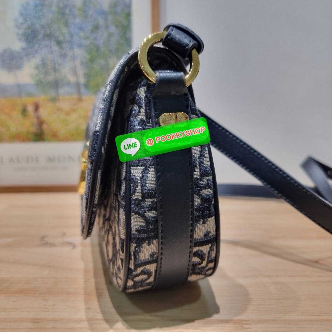 กระเป๋าสะพายทรงสวย ดีไซน์โลโก้โดดเด่นและหรูหรา ดีเทลดูดีมีกิมมิคในตัว