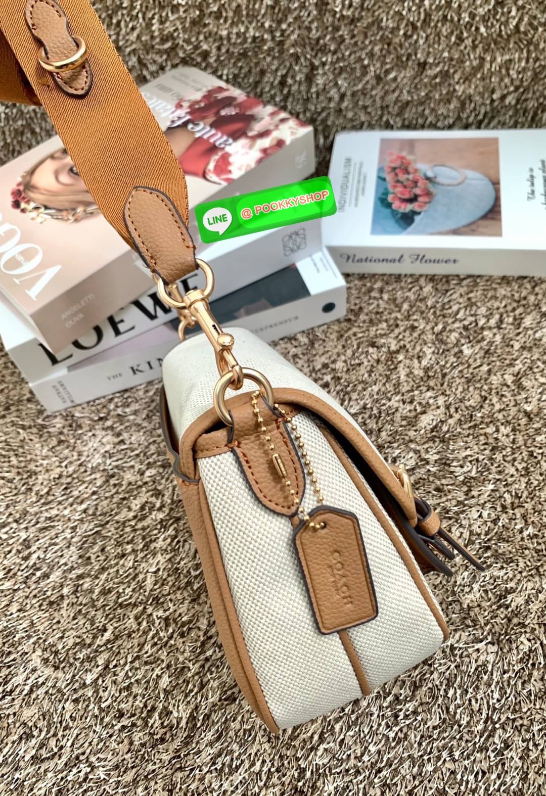 COACH LUCY CROSSBODY BAG((CA622)) 🔹พร้อมส่ง กระเป๋าสะพายแบบครอสบอดี้ร์ ทรงเก๋ วัสดุ แคนวาส+หนังแท้ ได้ลงตัวสวยงาม 🔹เปิดปิดกระเป๋าแบบกระดุมแป๊กสองข้าง ภายในมีข่องให้ใส่ของ3ช่องด้วยกัน ช่องค่อนข้างกางออกได้กว้าง จุของได้หลายอย่างเลยค่ะ มีช่อ