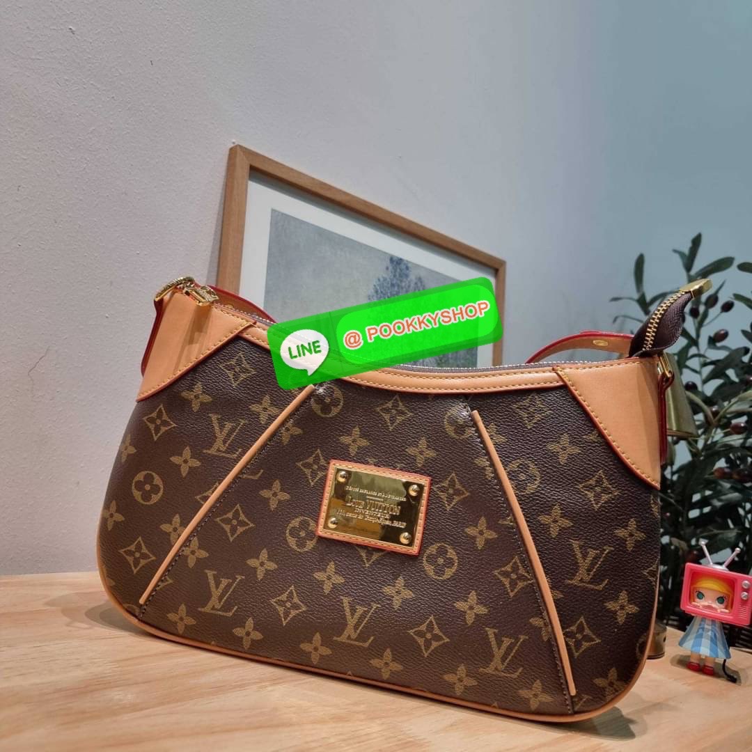 LV THAMES PM BAG กระเป๋าสะพายไหล่รุ่นยอดฮิตทรงพอช ใบใหญ่กำลังดี สวยดีไซน์คลาสสิควินเทจ สายสะพายในตัวใช้งานได้คล่องตัว ปรับได้อีกเล็กน้อย วัสดุหนังแคนวาสทนทาน เปิดปิดด้วยซิป ภายในโล่งใส่ของสำคัญได้ครบ สามารถสะพายแมทช์ได้กับทุกลุค ทุกสไตล์ หรือจะเลือกเป็นกร