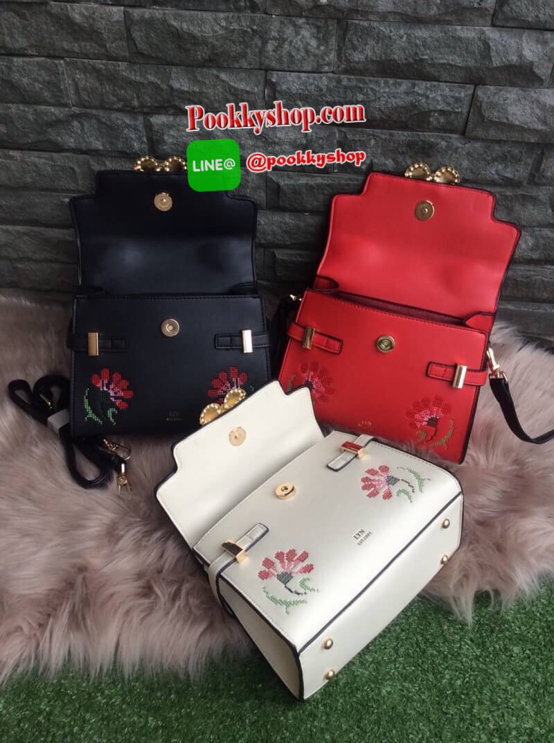 จัดส่งฟรี EMS ทั่วไทยค่ะ พร้อมส่ง LYN New Collection 2018 รุ่น FLORENCE M กระเป๋าถือ / สะพาย Size M วัสดุหนังเรียบ ตัวกระเป๋าปักลายสวยงาม ประดับด้วยตัวผีเสื้อ อะไหล่ทอง ด้านหน้าปั้มโลโก้แบรนด์ มีหมุดรองฐาน 4 มุม ปิดเปิดด้วยกระดุมแม่เหล็ก ภายในมีช่องใส่มือ