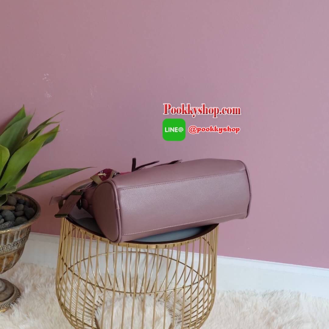 ทรงสวยขายดีมาก จากแบรนด์ KEEP ทรง รุ่น Parish hand bag with cute taddy จุดเด่นที่ >หนังเนื้อดี นิ่มมาก >น้ำหนักเบา >ถือสะพายเข้าง่ายกับทุกชุด >ขนาดกระเป๋ากำลังดีคะ ใส่ กปต ยาว ไอแพด จุคุ้ม > มีช่องย่อยแบ่งเก็บของด้านใน ถึง 3 ช่องใหญ่ แยกเก็