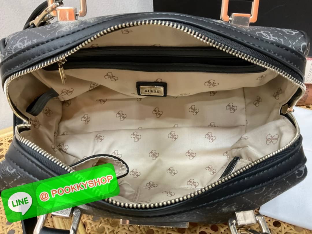 Guess Handbag with Small Shoulder Strap Tyren SG796605 New collection!! Guess ทรงหมอน ขนาดเล็ก ลายซิกเนเจอร์แบรนด์ ทรงหมอนยอดฮิต มีให้เลือก 5 สี สีสวยคลาสสิก เข้ากับง่ายกับทุกชุด ปิด/เปิด ด้วยซิป ภายในโล่งกว้าง แยกเป็นสัดส่วนใช้งาน ซับในตราแบรนด์