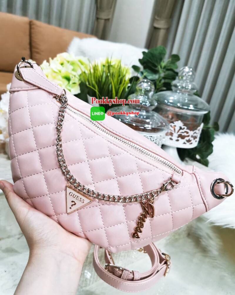 NEW ARRIVAL! Guess Kyli Fanny Pack Belt Bag 2019 กระเป๋าสะพาย/คาดเอว/คาดอกรุ่นใหม่ล่าสุดจาก GUESS FACTORY วัสดุหนังเเกะสังเคราะห์แบบนิ่มลายตารางเปิดปิดด้วยซิป ด้านหน้าประดับโซ่ห้อยโลโก้ดูมีดีเทล ด้านหลังมีช่องซิป ภายในมีโลโก้และช่องซิป สะพายได้หลายแบบไม่จ