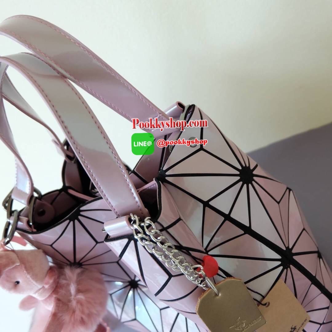 รุ่นขายดี ลาย Limited edition หายาก ปรับทรงได้ 2 แบบ น่ารักมาก สี Candy Plum สวยที่สุด มาพร้อมกระต่ายเข้า set เลิศคะ ⚡กระเป๋า จากแบรนด์ David Jones กระเป๋าสะพายข้างดีไซน์เกร๋มาก สีสวยหรูมาก ขนาดกะลังดีเลย ⚡น้ำหนักเบามากคะ ภายในมีช่องเก็บของจ