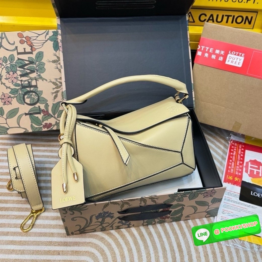 Loewe Puzzle bag กระเป๋าสะพายข้างทรงกล่อง สุดยอดแบรนด์ที่ดีไซน์เป็นเอกลักษณ์ โดดเด่น สวยหรู สไตล์พัซเซิลคลาสสิค เปิดใช้งานด้วยซิป ที่ภายในโล่ง ใส่ของสำคัญจุกจิกได้ มาพร้อมสายสะพาย และหูหิ้วในตัว ที่สลับเปลี่ยนใช้งานให้เหมาะได้ในแต่ละวัน สาวๆห้ามพลาดใบนี้เ