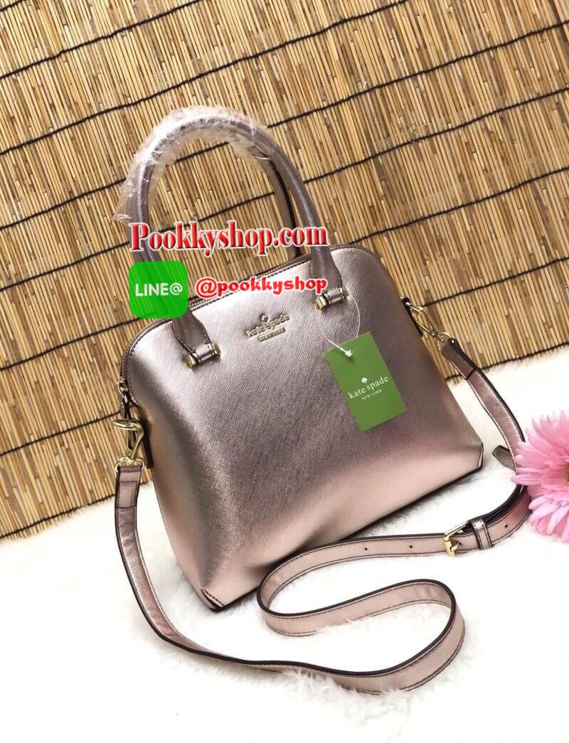 Kate Spade New York Saffiano Bag กระเป๋าถือหรือสะพายข้าง ลายหนังซาฟเฟียโน่ ทรงโดมสวย ด้านหน้ามีอะไหล่แบรนด์ เปิดปิดกระเป๋าด้วยซิป ภายในโล่งกว้าง ใส่ของจุทีเดียวค่ะ มีช่องซิปและช่องเล้กให้ใส่ของจุกจิกค่ะ มาพร้อมสายยาวถอดออกได้ปรับระดับได้มาด้วยนะค่ะ....รุ่