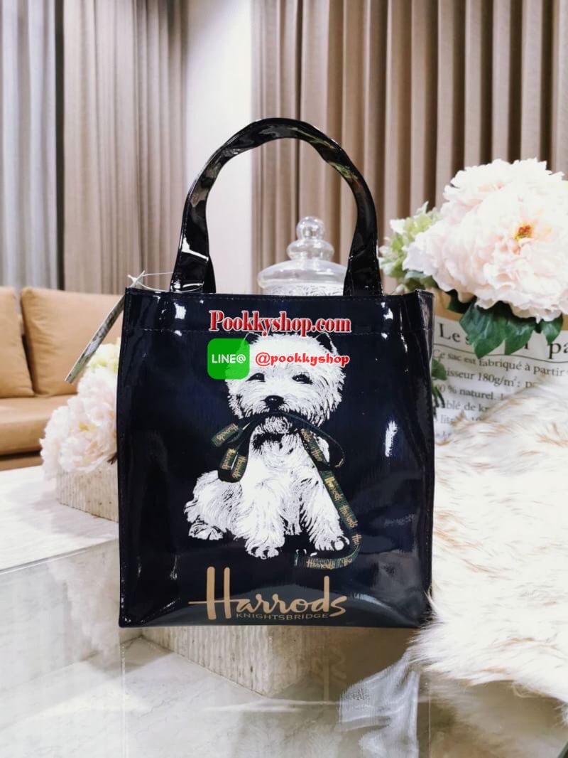 ลายนี้เข้าแล้วนะคะ! พร้อมส่งไอเท็มยอดนิยม! Harrods London Top-handle Shopping Bag กระเป๋า Shopping แบรนด์ดังจากอังกฤษรุ่นยอดนิยมวัสดุ PVC+Polyester 100% ของแท้เนื้อหนาอยู่ทรงกันน้ำ ขนาดกำลังดี น้ำหนักเบา เปิดปิดด้วยซิปสะดวกใช้หัวซิปปั้มโลโก้แบรนด์อะไหล่เง