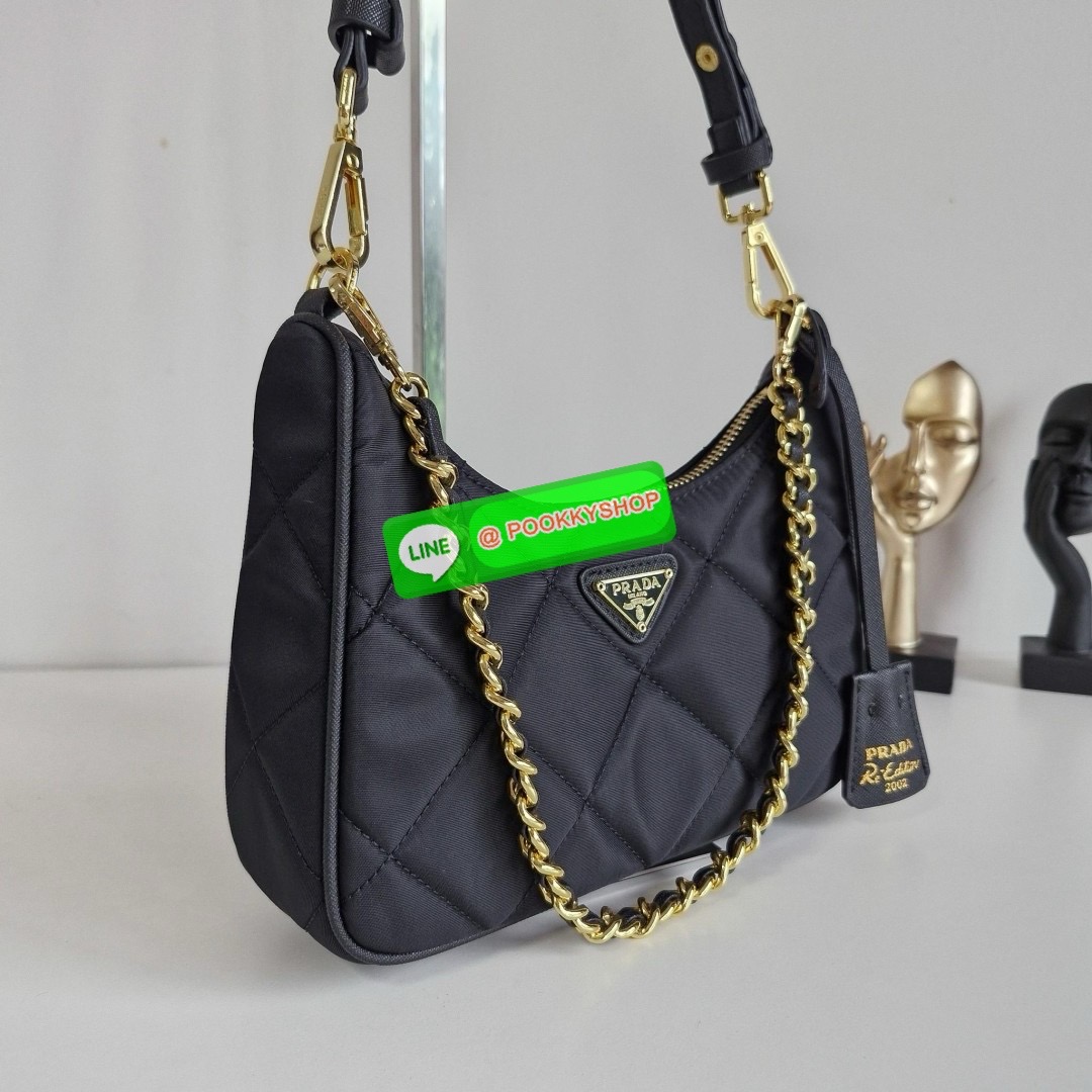 พร้อมส่งอีกครั้ง งานวินเทจสุดคลาสสิค PRADA RE EDITION ที่มาพร้อมสายสะพายสองแบบ สองสไตล์ (ถอดเปลี่ยนได้) อะไหล่ปั้มแบรนด์ทุกจุด วัสดุทำจากผ้า Nylon อย่างดี กันน้ำได้ อยู่ทรงสวย สามารถใส่กระเป๋าตังค์ใบกลางได้ ถอดเปลี่ยนสายได้ เปิดปิดด้วยซิป อะไหล่เงินทั้งใบ