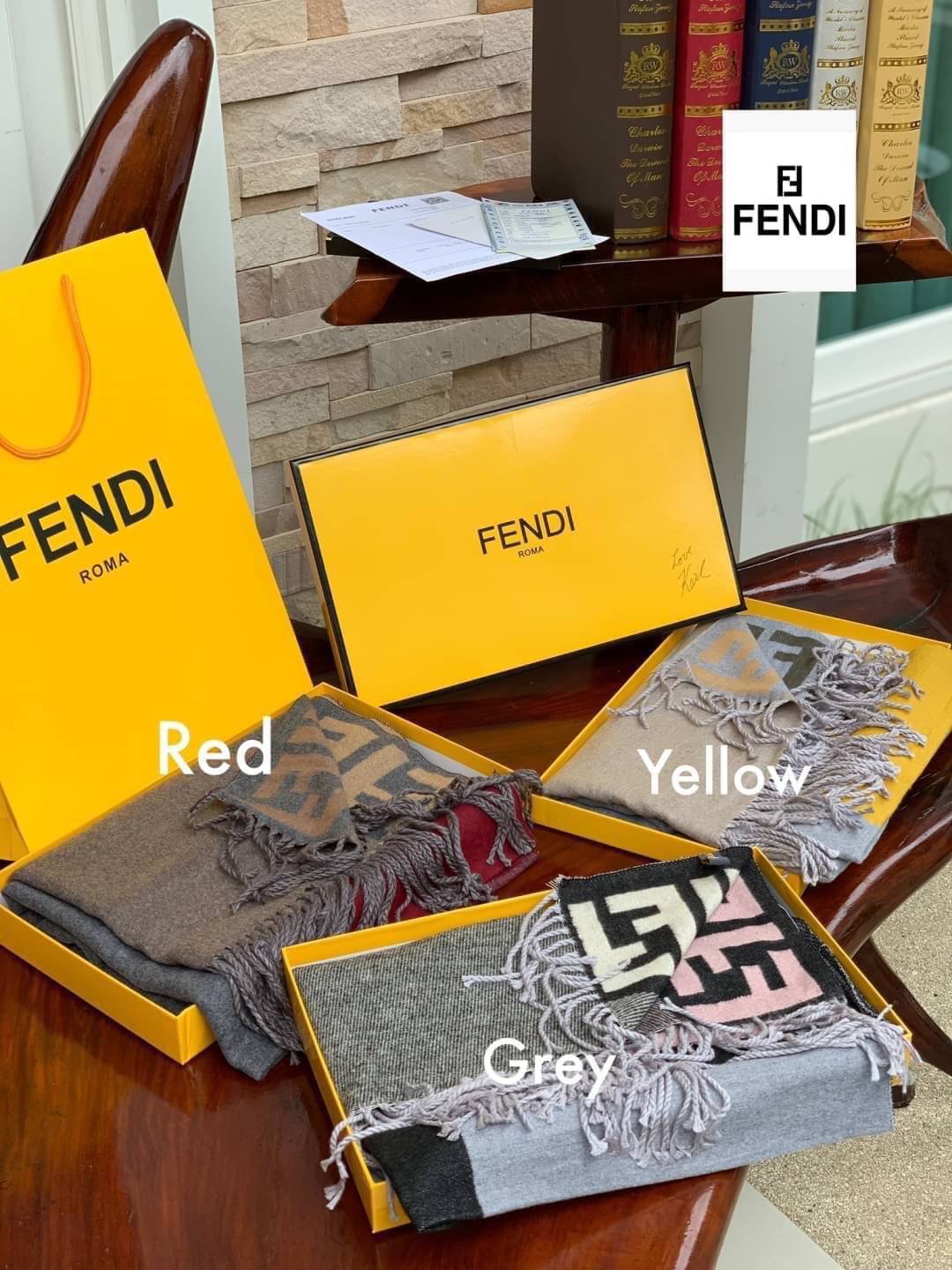 Fendi Scarves For Women’s Accessories แบรนด์แฟชั่นชั้นนำจากอิตาลี ส่งมอบความรู้สึกดีๆให้กับคนที่คุณรัก ในรูปแบบผ้าพันคอและผ้าคลุมไหล่ผืนใหญ่เพิ่มความอบอุ่น ถักทอด้วยผ้าcashmere เนื้อผ้านิ่ม สัมผัสนุ่มมือ ทอลายในตัว สีและลายคมชัด เหมาะสำหรับเป็นของฝาก ของข