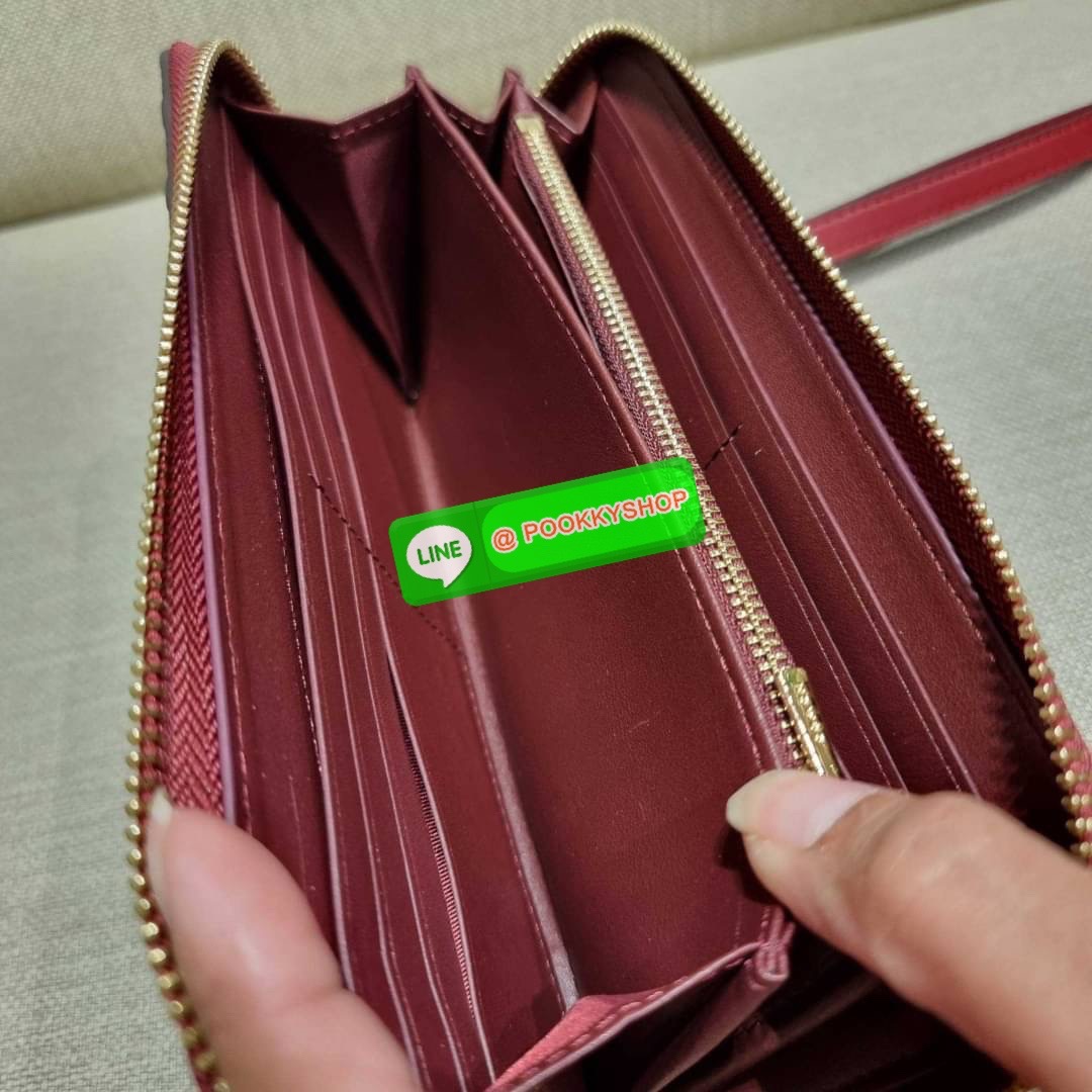 COACH C7360 LONG ZIP AROUND WALLET IN SIGNATURE LEATHER พร้อมเสิร์ฟความเลิศหรู ไม่ต้องรอพรีฯ ใหม่ล่าสุด กระเป๋าสตางค์ใบยาวกึ่งคล้องมือ สีคลาสสิค ขายดี ถือใช้คือขับผิวสุด!! วัสดุหนังแท้ปั๊มลายนูนสวยคม มาพร้อมสายคล้องมือ ถอดออกได้ ภายในใส่บัตรได้เยอะ มีช่อง