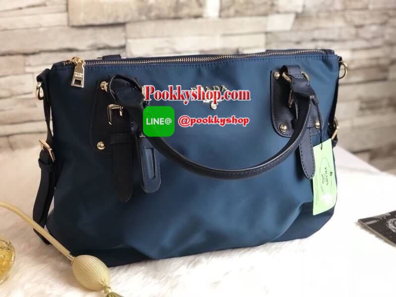 PRADA NYLON BAG WITH ZIP กระเป๋าถือหรือสะพายพรีเมี่ยมกิ้ฟจากเคาน์เตอร์แบรนด์ Limited edition วัสดุ Nylon เนื้อหนาคุณภาพดีตามแบบฉบับแบรนด์ด้านหน้าประดับโลโก้หรู เปิดปิดด้วยซิป ภายใน Polyester 100% มีโลโก้ ช่องซิปจุมากค่ะ สามารถใส่เอกสาร A4 ipad ของใช้ได้เย
