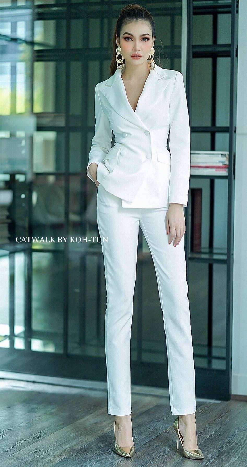 เรียบหรู ดูเท่ห์แบบมีสไตล์มากกับเซตBLAZERแต่งปกเลื่อม+กางเกงขายาวทรงสวย เนื้อผ้าเกรดเอ ตัวBLAZER เป็นทรงเข้ารูปสวย เพิ่มความหรูด้วยการแต่งปกและฝากระเป๋าด้วยผ้าเครปกึ่งเงาสีโทนเดียวกับตัวชุด ด้านหน้าแต่งกระดุมปั้ม 4 จุด มาคู่กับกางเกงขายาวทรงขากระบอกเล็ก ท