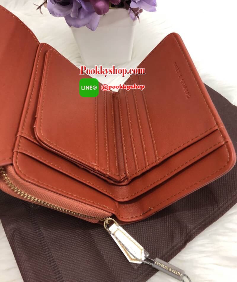 New!!! CHARLES & KEITH SMALL ENVELLOPE WALLET BAG สีออกใหม่ปี 2018 โลโก้ อะไหล่ทองค่ะ!!! พร้อมส่งสินค้าเข้าใหม่ค่ะ!!! กระเป๋าสตางค์ใบสั้น ขนาดกำลังดี หนังเรียบ ด้านหน้าปั้มโลโก้แบรนด์ เปิดปิดช่องหลักแบบแม่เหล็ก ด้านในมีช่องใส่บัตรได้ถึง15 ช่อง เยอะมากค่า