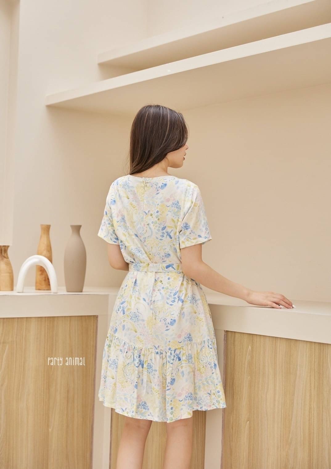 รอบนี้เป็นลายดอกไม้สีน่ารักมากค้าา เดรสคอกลมทรงแขนสั้นต่อชายระบาย ทรงน่ารักใส่ได้บ่อยๆค่ะ ผ้า cotton เนื้อนุ่มใส่สบายค่ะ มีซับในตัวให้ด้วย ซิปหลัง มีกระเป๋าล้วงด้านข้าง มาพร้อมสายผูกเอวค้า